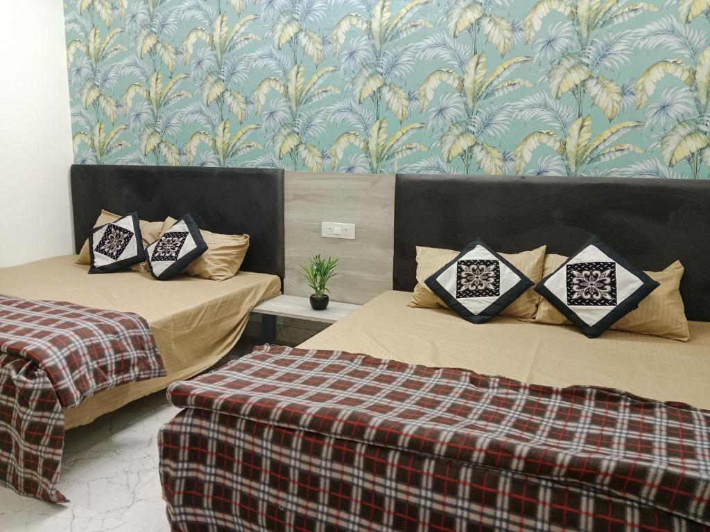 Hari Sharnam Home Stay tesisinde bir odada yatak veya yataklar