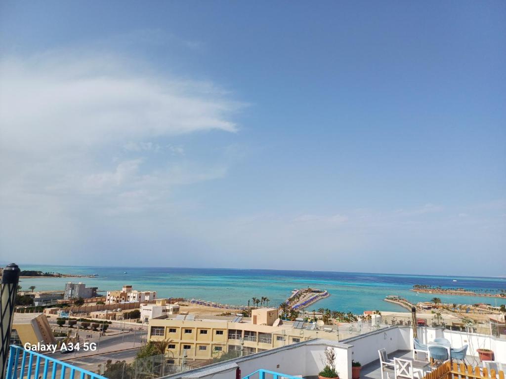 Blick auf das Meer und eine Achterbahn in der Unterkunft Palm Inn City Hotel in Hurghada