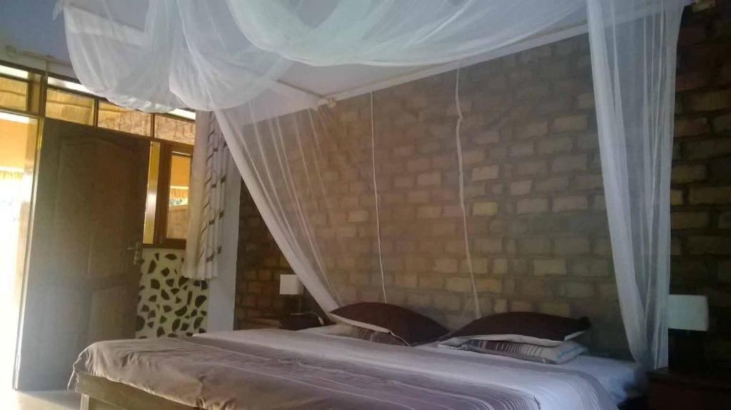 Secrets Guest House tesisinde bir odada yatak veya yataklar