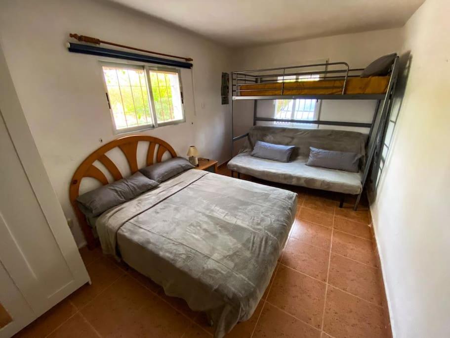 1 dormitorio con 2 literas y 1 cama en Villa Caliqueña, casa de campo, en Torrent