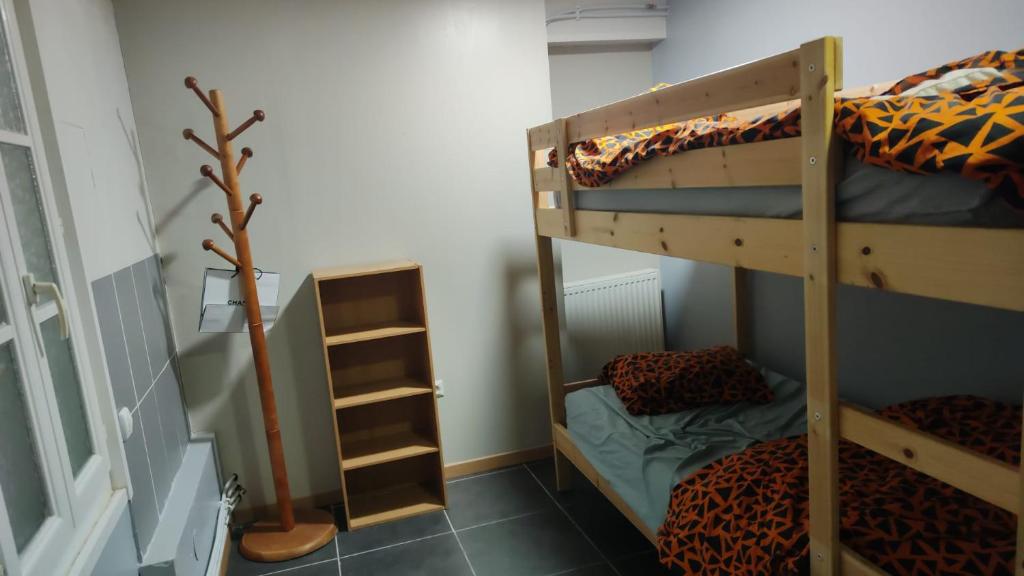 En eller flere køjesenge i et værelse på hakimo