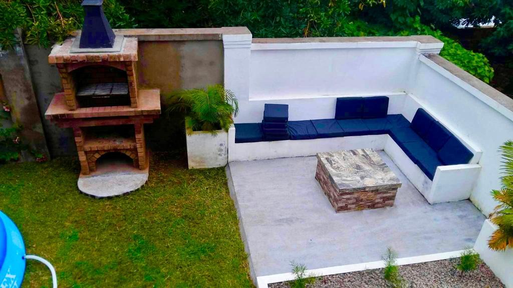 eine Terrasse mit einem blauen Sofa und einem Tisch in der Unterkunft Villa Emma Ampefy 