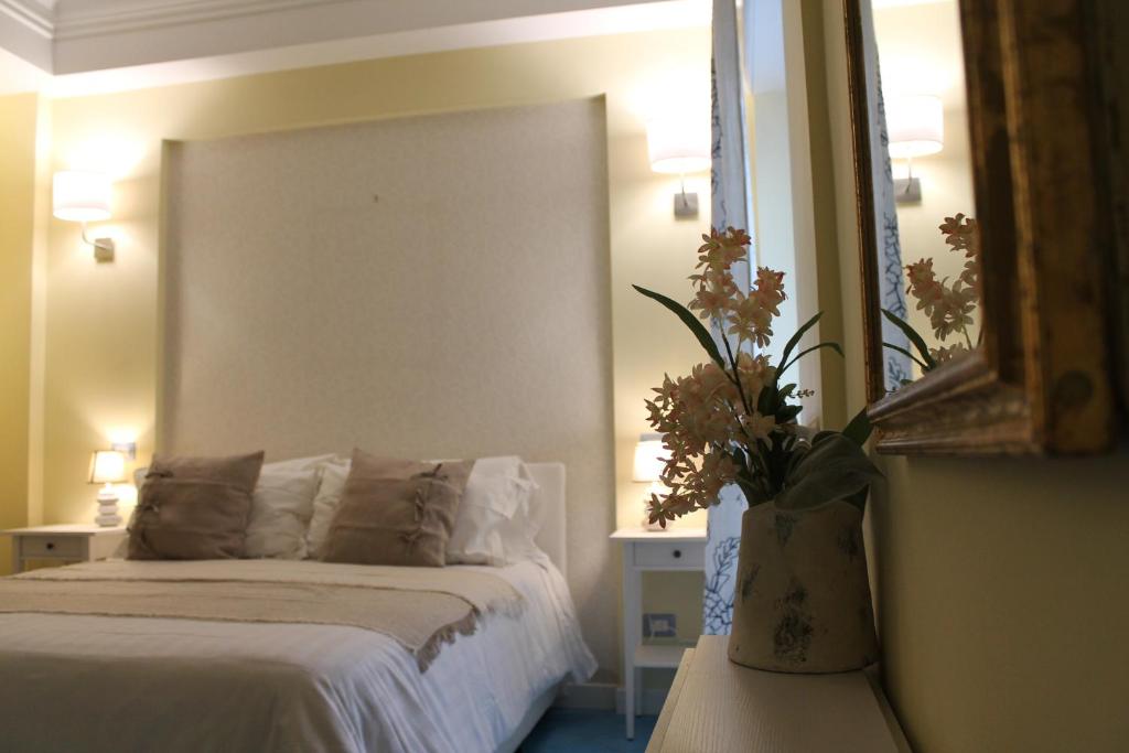 薩雷諾的住宿－SALERNO HOME STATION，酒店客房,配有床和镜子