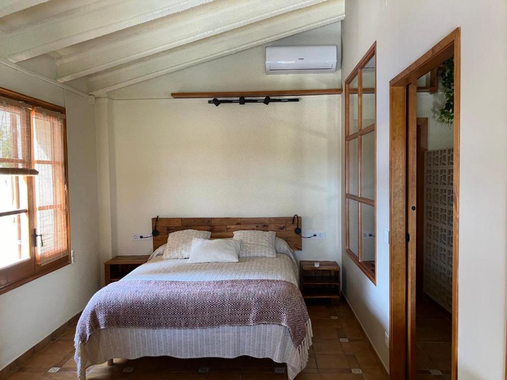 1 dormitorio con 1 cama en una habitación en Accommodation with private swimming pool and garden, en Sant Martí Sarroca