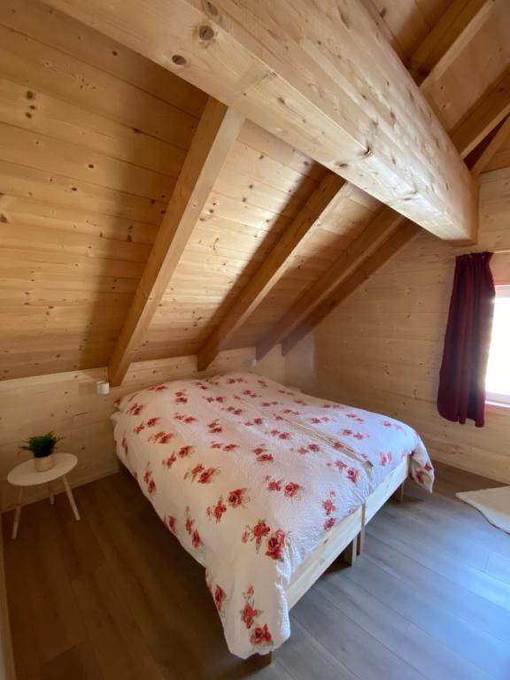 a bedroom in a log cabin with a bed at Haus Floriani, Appartement, Greifenburg, Karinthië in Greifenburg