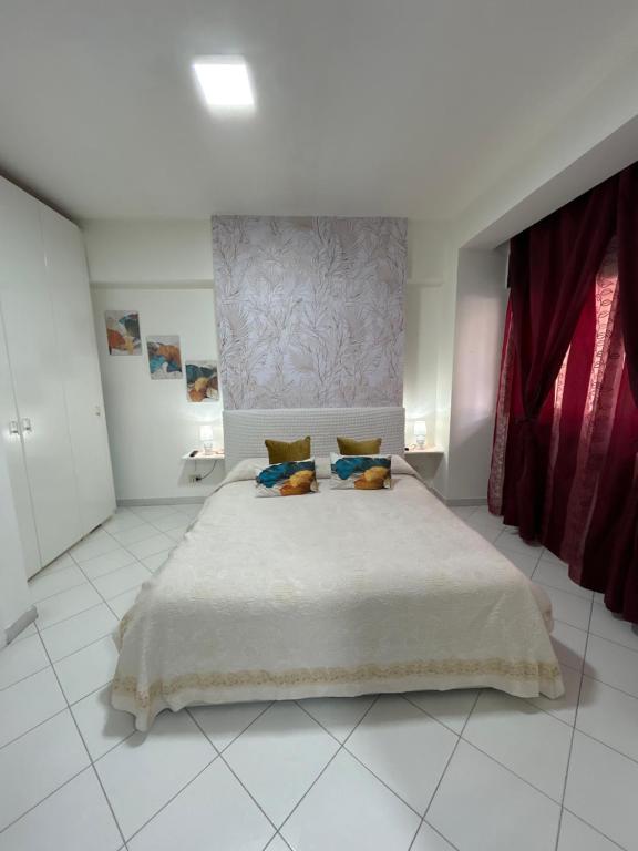 La casa di Dafne في مسينة: غرفة نوم مع سرير مع دبتين عليه