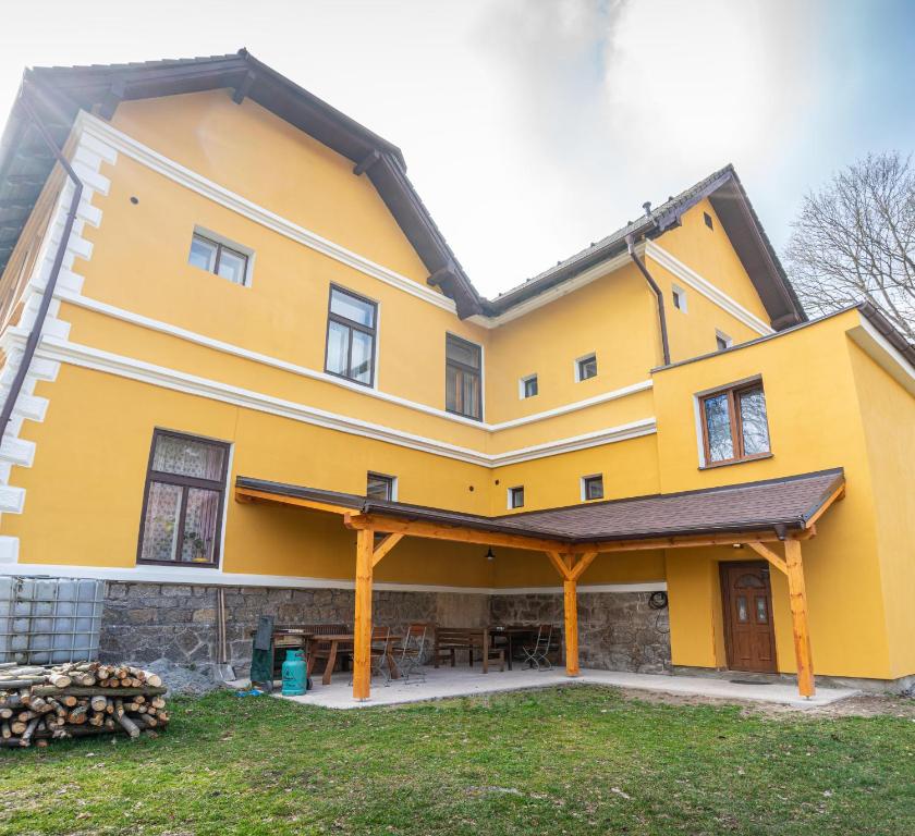 Casa amarilla grande con patio en Ubytování na Jakuli, en Nové Hrady