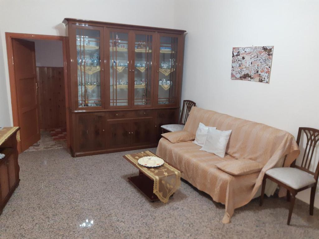 sala de estar con sofá y mesa en La casa di Lina, en Milena
