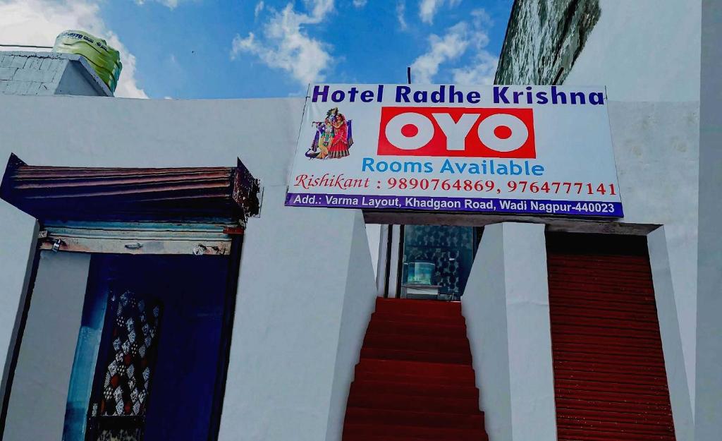 a hotel roko krishna rooms available sign on a building at OYO Flagship 81020 Hotel Radhe Krishna in Nagpur