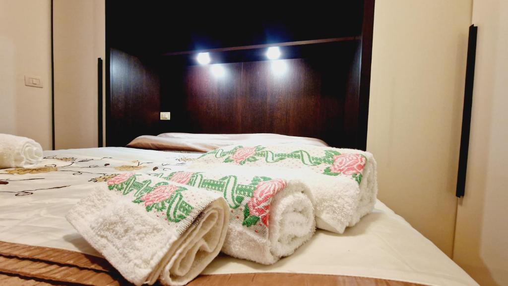 Postel nebo postele na pokoji v ubytování Sky Lounge Terrazza di Cesare Luxury Rooftop minipiscina-spa Sala Cinema WIFI parcheggio