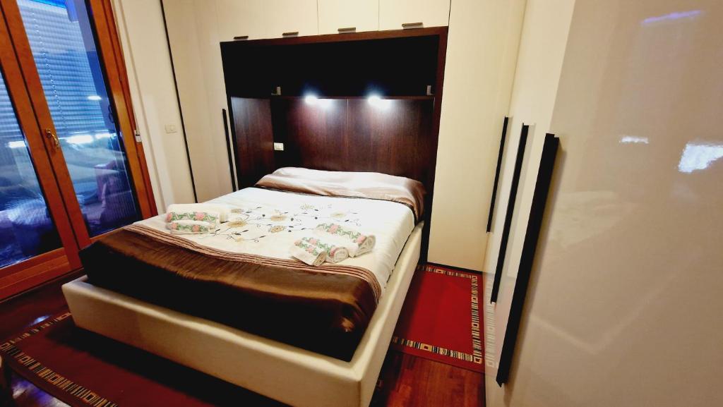 Postel nebo postele na pokoji v ubytování Sky Lounge Terrazza di Cesare Luxury Rooftop minipiscina-spa Sala Cinema WIFI parcheggio