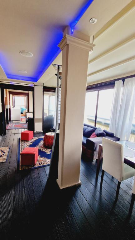 Postel nebo postele na pokoji v ubytování Sky Lounge Terrazza di Cesare Luxury Rooftop minipiscina-spa Sala Cinema WIFI parcheggio