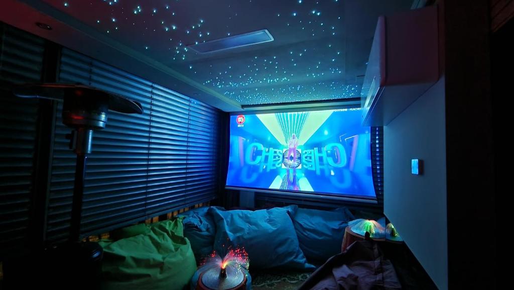 TV a/nebo společenská místnost v ubytování Sky Lounge Terrazza di Cesare Luxury Rooftop minipiscina-spa Sala Cinema WIFI parcheggio