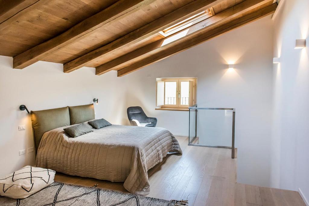 A bed or beds in a room at Conero Loft 21 Sirolo