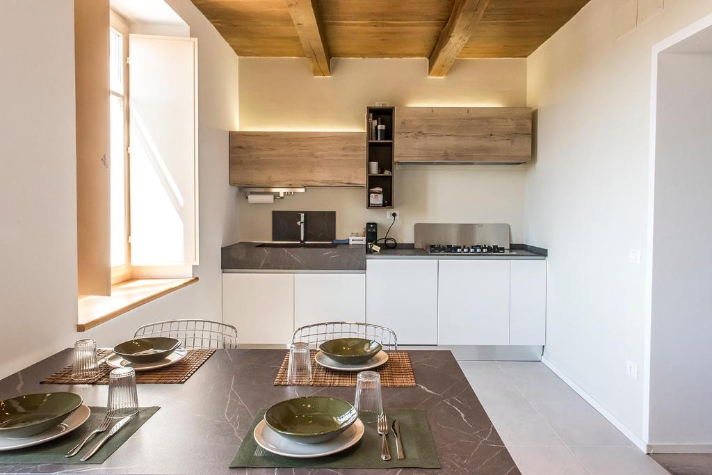 Cucina ampia e luminosa completamente attrezzata