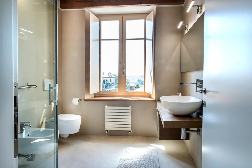 Uno dei due bagni con lavabo e finestra