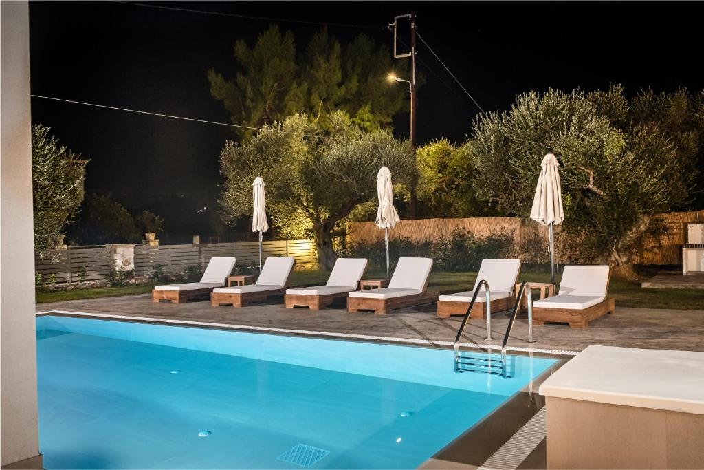 Bazén v ubytování Ionian Escape nebo v jeho okolí