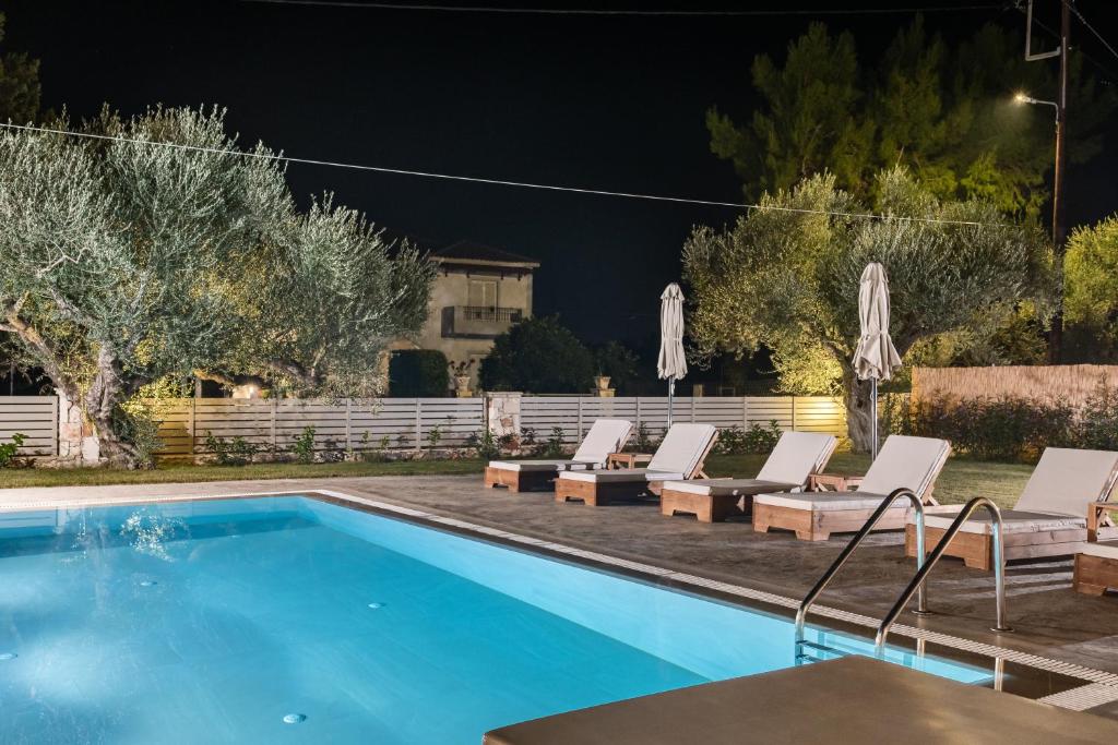 Bazén v ubytování Ionian Escape nebo v jeho okolí