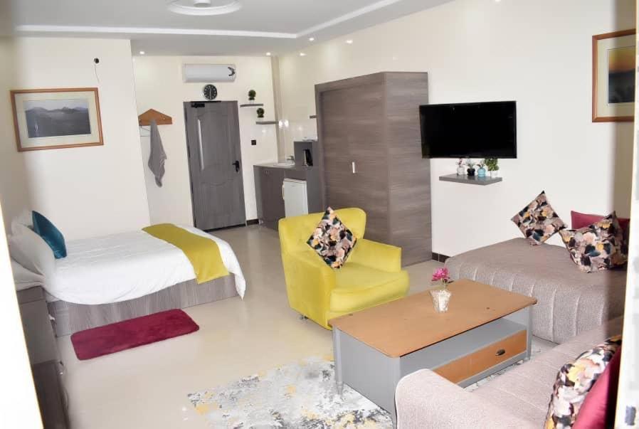 ein Wohnzimmer mit einem Bett und einem Sofa in der Unterkunft Claire de lune in Nouakchott