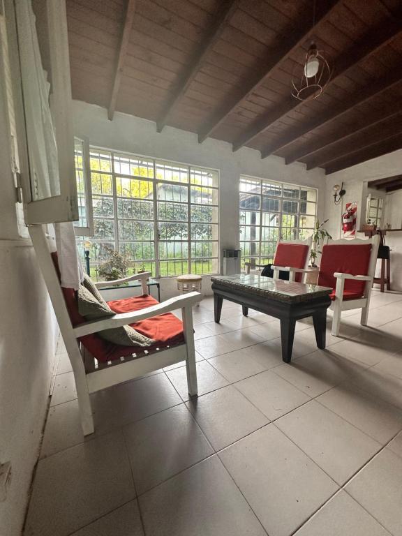 uma sala de estar com um sofá, uma mesa e cadeiras em A CAZON QUITADO em Saladillo