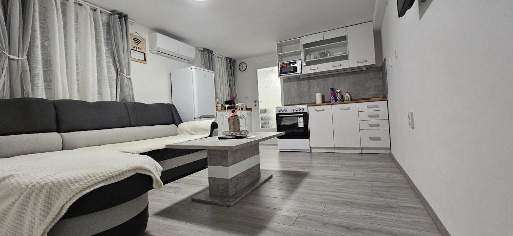 sala de estar con sofá y cocina en CILT, en Kranj