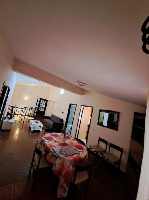 Et tv og/eller underholdning på Betty House.