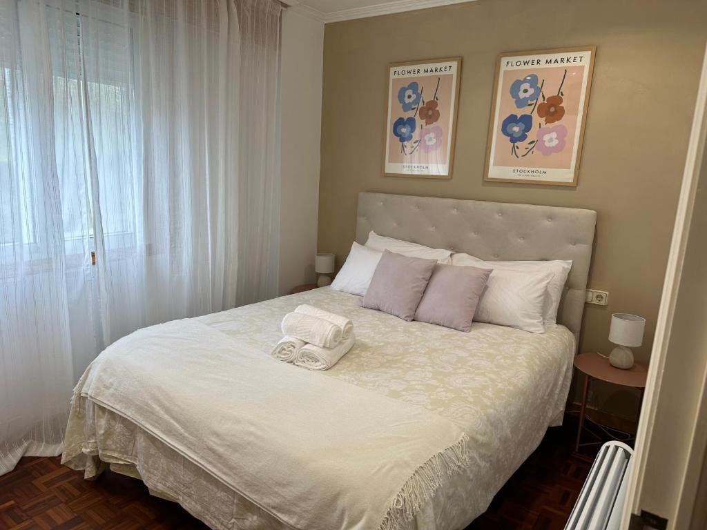een slaapkamer met een bed met twee handdoeken erop bij Baiona-Mar, gastronomía y cultura in Baiona