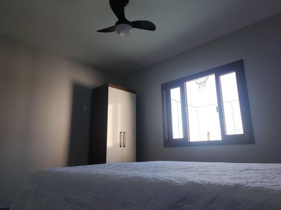 1 dormitorio con cama y ventana en Alta Domus, en Brusque