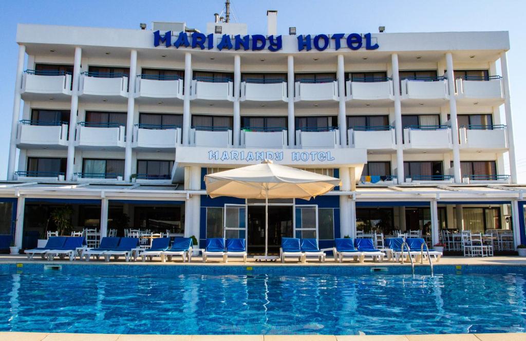 Bazén v ubytování Mariandy Hotel nebo v jeho okolí