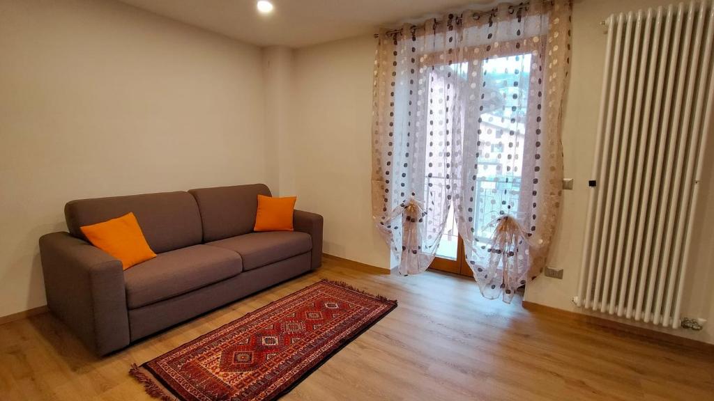 un soggiorno con divano e finestra di Casa Micheli a Trento