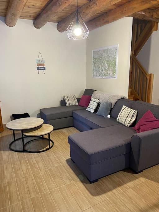 un salon avec un canapé bleu et une table dans l'établissement Chalet accueillant tout confort, à Aragnouet