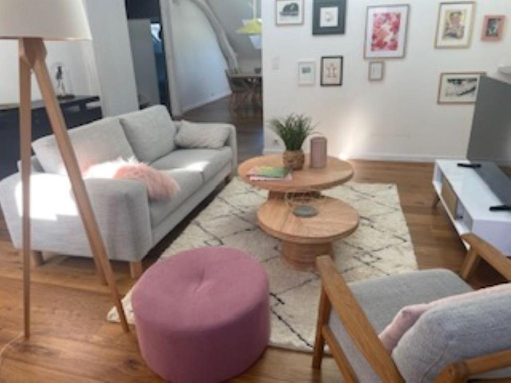 uma sala de estar com um sofá e uma mesa em Loft de 110m² dans le cœur historique d'Angers em Angers