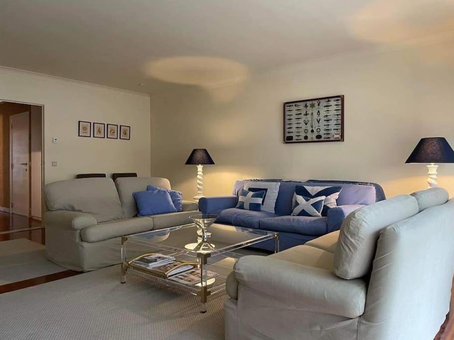 ein Wohnzimmer mit zwei Sofas und einem Tisch in der Unterkunft Mooi appartement met zijdelings zeezicht, op 100 meter van strand in Knokke-Heist