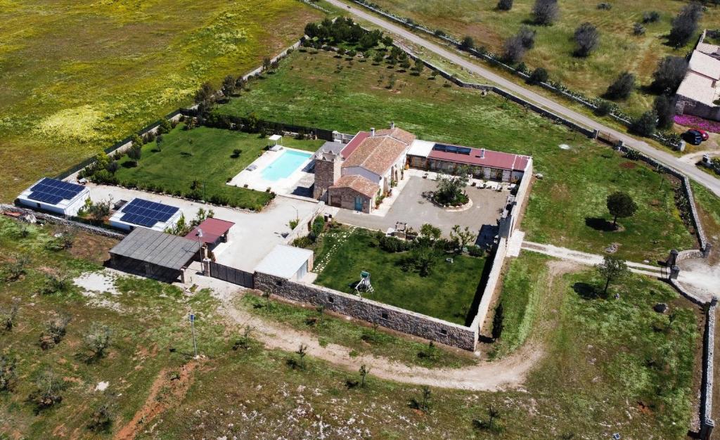 una vista aerea di una casa con piscina di Masseria Santu Lasi a Surbo