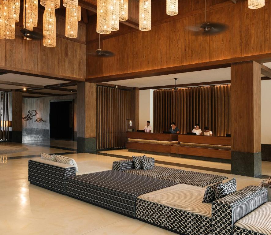 Crowne Plaza Fiji Nadi Bay Resort & Spa, an IHG Hotel في نادي: لوبي فيه عدة أسرة في وسط الغرفة
