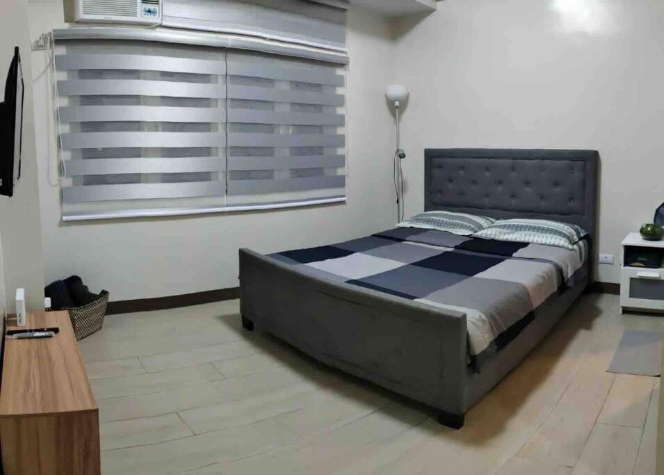 um quarto com uma cama grande e uma janela em High speed internet - Cozy 1BR fully Furnished em Manila