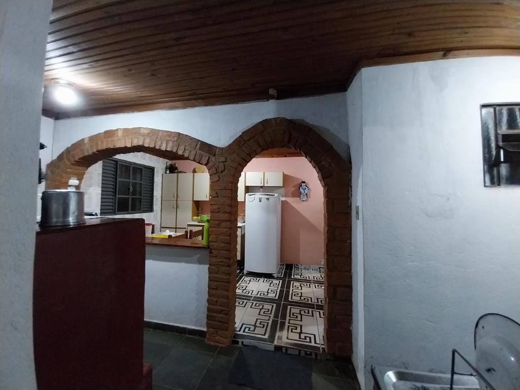 cocina con arco y nevera en Hospedagem Manacás, en Alagoa