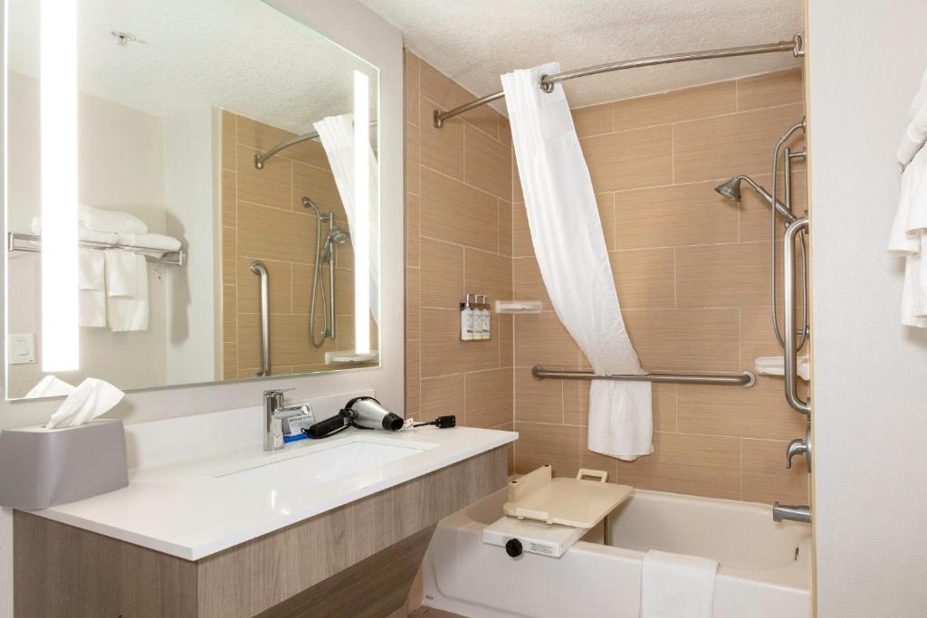 Holiday Inn Express Hotel & Suites Jacksonville Airport by IHG - King Room - Mobility Access/Hearing Accessible