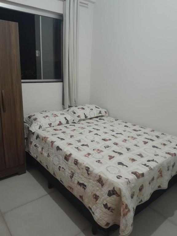 Postel nebo postele na pokoji v ubytování Quarto próximo Av JK