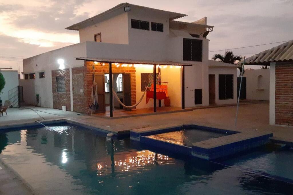 una casa con piscina frente a una casa en Tu casa en la playa, hermoso Alojamiento entero, en Punta Blanca