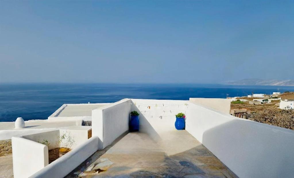 vista sull'oceano da un edificio bianco di Anerada sunset ad Áno Meriá