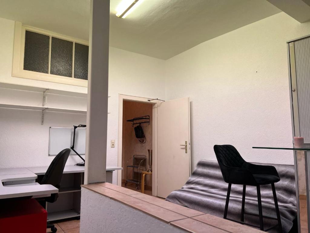 una oficina con 2 sillas, escritorio y mesa en Hotel Apartment, en Colonia