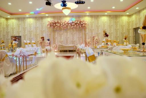 a room with tables and chairs in a room with flowers at استراحة تحفة العروس- المدينة المنورة in Medina