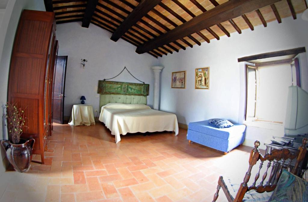 ein Schlafzimmer mit einem Bett und einem Tisch darin in der Unterkunft Agriturismo Residenza Paradiso in Trevi