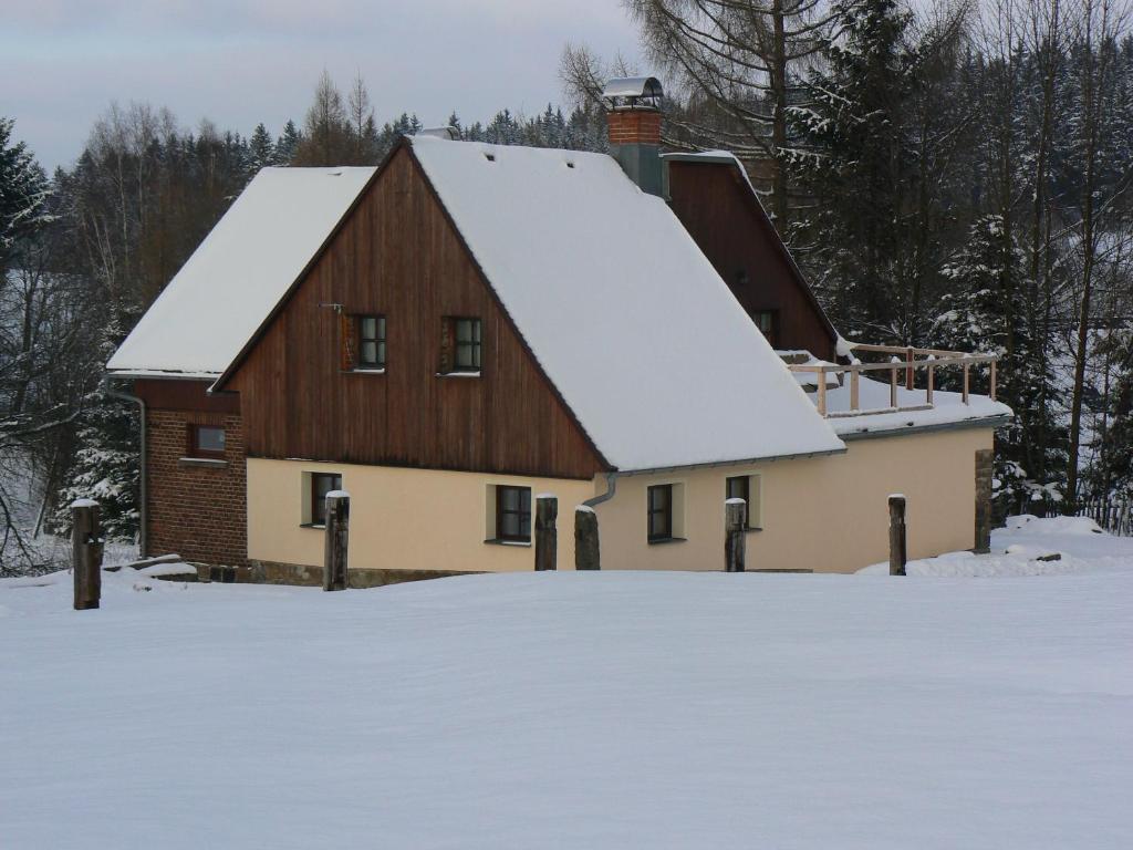 eine Scheune mit Schnee auf dem Dach in der Unterkunft Chalupa Na Louce Salmov in Mikulášovice