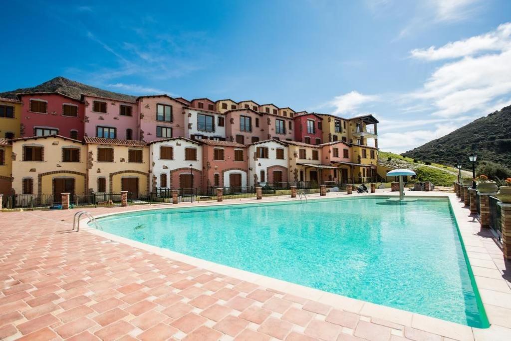 uma piscina em frente a um grupo de edifícios em Casa Bellavista em Nebida