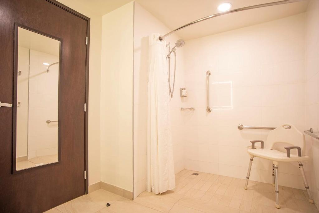 Holiday Inn Express Guadalajara Iteso by IHG - Camera King Standard - Accessibile Ai Disabili