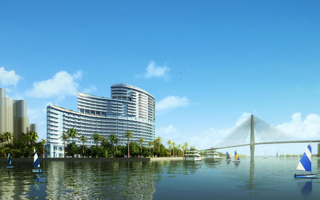 un rendimiento de un edificio con un puente en el agua en InterContinental Haikou Seaview, an IHG Hotel en Haikou