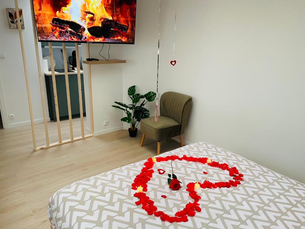 Un dormitorio con una cama con flores rojas. en Green Love Suite, en Tourcoing