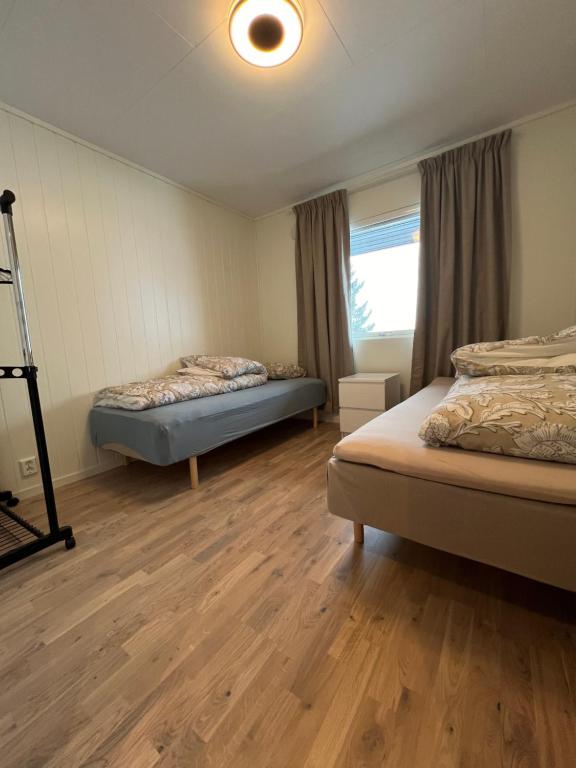sypialnia z 2 łóżkami i oknem w obiekcie Tromsø Arctic Villa with free parking w mieście Tromsø